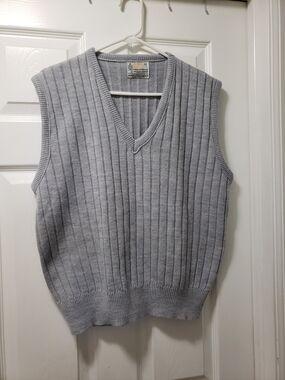 London Fog Light Gray Ribbed V-Neck Sweater Vest